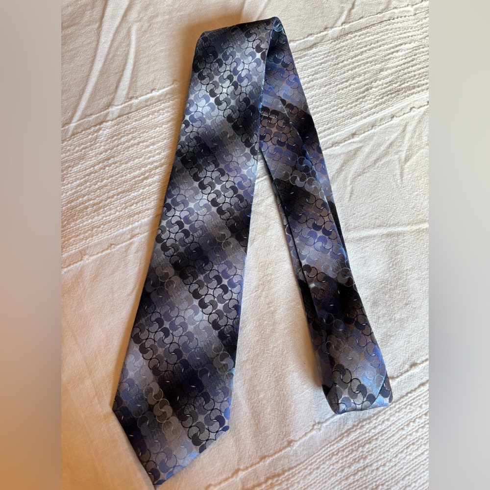 2/$20 Van Heusen Shades of Blue 100% Polyester Men's Necktie - Picture 4 of 6